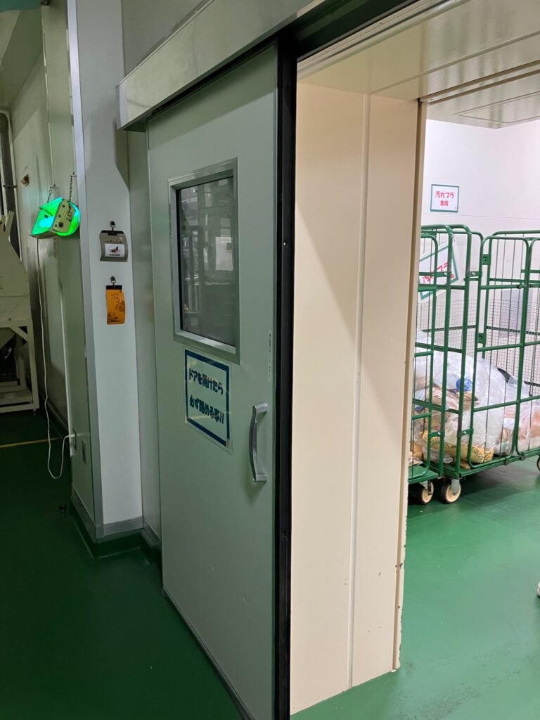 前橋市 朝倉町 T食品工業 ドアパッキン、プレート交換